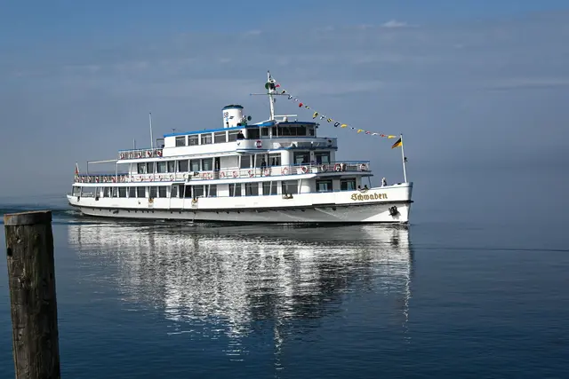Die «Weiße Flotte» startet am Freitag in die neue Saison. (Archivbild)  | Foto: Felix Kästle/dpa