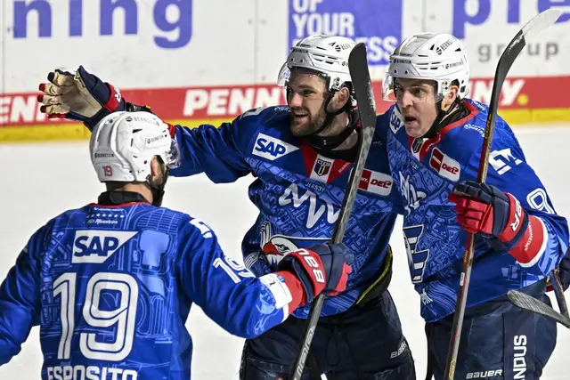 Jubel nach dem Tor zum 4:3 von Kris Bennett (Bildmitte) im fünften Spiel der Viertelfinalserie der Adler Mannheim gegen Bremerhaven. Luke Esposito (links) und Leon Gawanke (rechts) freuen sich mit.
 | Foto: Ruffler/PIX-Sportfotos