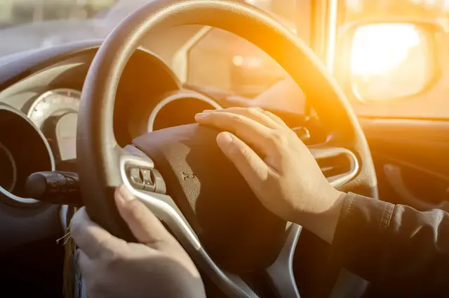 Ein riskantes Überholmanöver auf der B38 bei Oberotterbach brachte eine Autofahrerin in Gefahr. Die Polizei ermittelt wegen Nötigung und Straßenverkehrsgefährdung und sucht Zeugen. | Foto: Zenzeta/stock.adobe.com