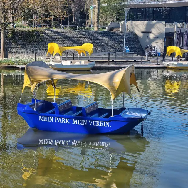 Das „Buwe-Boot“ schippert nun in Blau-Schwarz über den Kutzerweiher. | Foto: Stadtpark Mannheim/Mario Frank