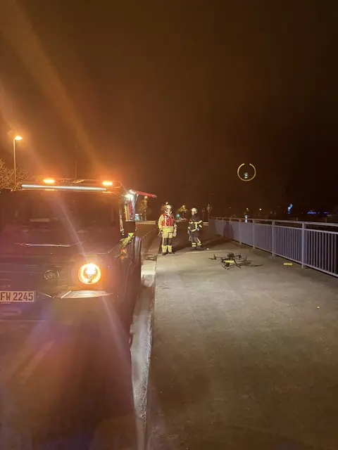Nach einem schweren Unfall mit vier Fahrzeugen auf der A40 suchten Polizei und Feuerwehr mit Drohne und Hubschrauber nach einer möglichen weiteren verletzten Person. Die Autobahn in Richtung Essen war rund zwei Stunden gesperrt. | Foto: Feuerwehr Mülheim an der Ruhr