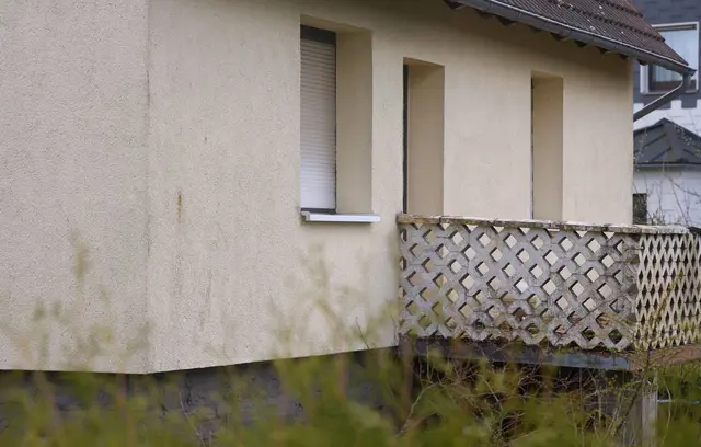 Das Einfamilienhaus wurde zu einem Tatort.  | Foto: Thomas Frey/dpa