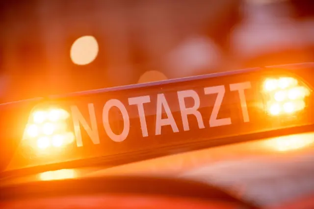 Ein Motorradfahrer stirbt trotz notärztlicher Versorgung noch an der Unfallstelle. (Symbolbild) | Foto: Lino Mirgeler/dpa