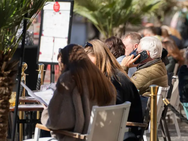 Dank des besseren Wetters setzen Gastronomie und Hotellerie auf ein gutes Ostergeschäft.  | Foto: Andreas Arnold/dpa