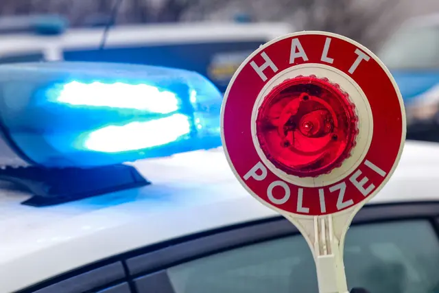 Mit teils mehr als 150 Kilometern pro Stunde fuhr der Mann vor den Beamten davon. (Symbolbild) | Foto: Jan Woitas/dpa