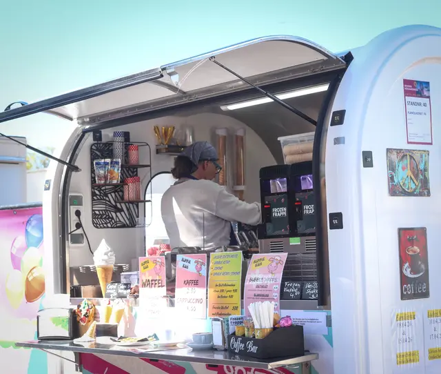 Für alle, die dringend Energie oder Koffein tanken müssen, gibt es auf dem Platz zahlreiche Möglichkeiten, eine kurze Pause einzulegen | Foto: Cornelia Bauer