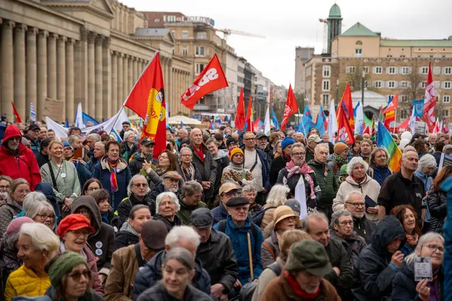 Fordern Frieden: Demonstrierende in der Stuttgarter Innenstadt. | Foto: Enrique Kaczor/dpa