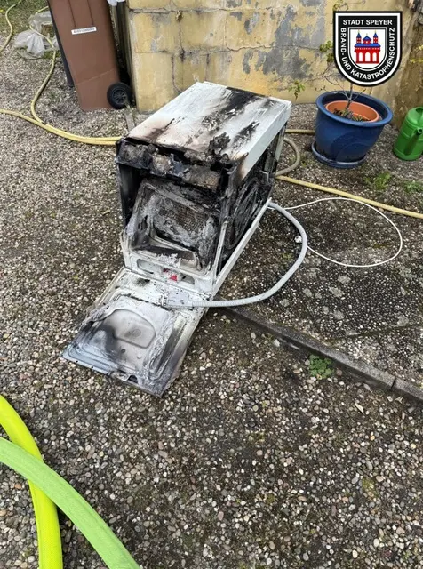 Eine brennende Waschmaschine sorgte am Samstagnachmittag für einen Feuerwehreinsatz in Speyer. Der Keller eines Wohnhauses war stark verraucht, verletzt wurde niemand. | Foto: Brand- und Katastrophenschutz der Stadt Speyer