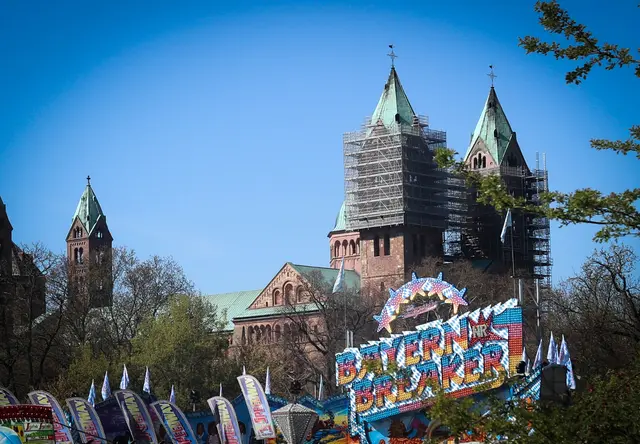 Buntes Jahrmarkttreiben trifft auf Unesco-Welterbe: die Frühjahrsmesse in unmittelbarer Nähe zum Speyerer Dom | Foto: Cornelia Bauer