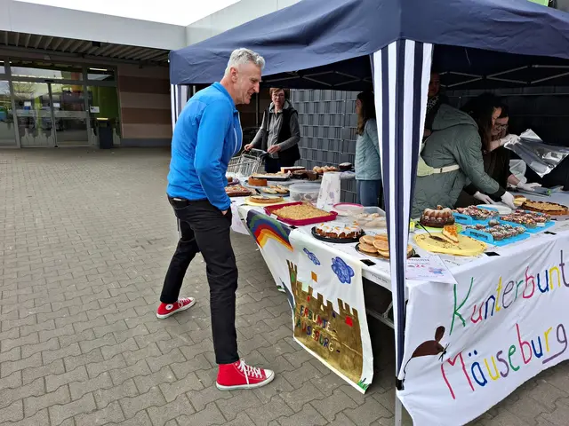 Peter Huber mit Grätsche beim Kuchen gucken | Foto: Brigitte Melder