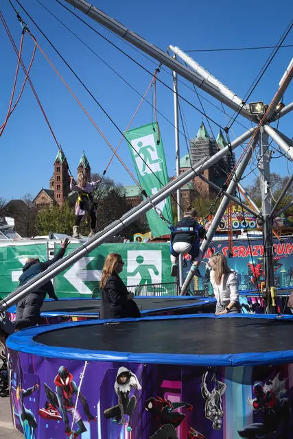 Bungee Trampolin nahe beim Dom | Foto: Cornelia Bauer