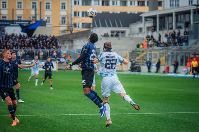 Sigurd Haugen (Nr. 22) vom TSV 1860 München gegen Waldhofs Sanoussy Ba (Nr.25).
 | Foto: Boegl/PIX-Sportfotos