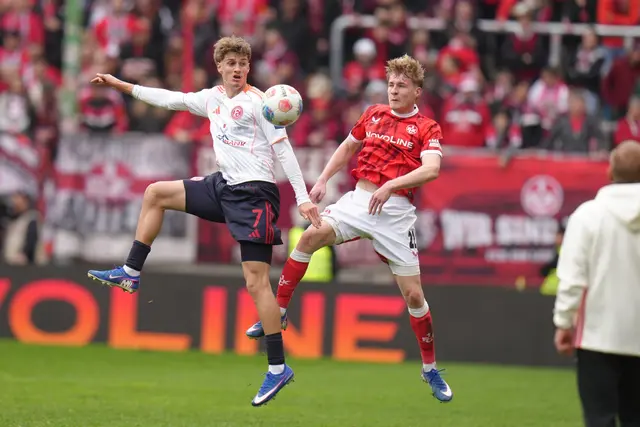Luca Raimund (Fortuna Düsseldorf,l.) und Mika Haas (1. FC Kaiserslautern) kämpfen um den Ball. | Foto: Thomas Frey/dpa