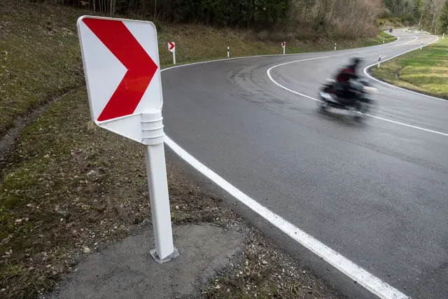 Der Motorradfahrer wurde schwer verletzt. (Symbolbild) | Foto: Marijan Murat/dpa