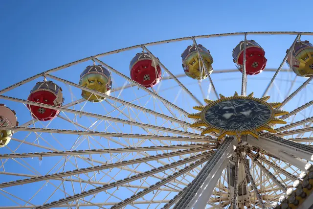Das Riesenrad „Colossus“ ist eine Hauptattraktion auf der 444. Speyerer Frühjahrsmesse und bietet Fahrten mit Ausblicken über den Festplatz und die ganze Stadt | Foto: Cornelia Bauer