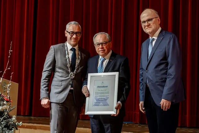 Bernd Doll (Mitte) erhält die Ehrenurkunde von Oberbürgermeister Sven Weigt(links), Vorsitzender des Kuratoriums, im Beisein von Gilbert Bürk, Vorstand der Stiftung (rechts) | Foto: Hans-Peter Safranek