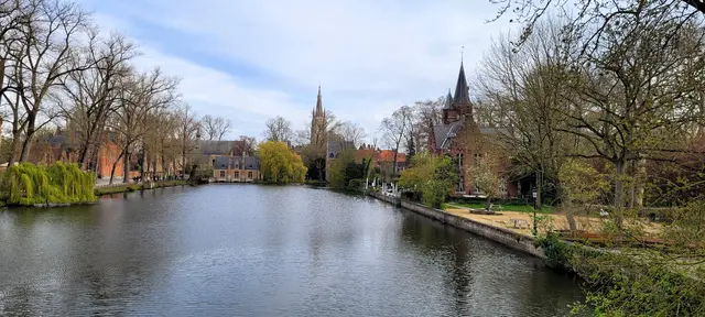 Viele Wasserwege ziehen sich durch Brügge. | Foto: Volker Widdrat