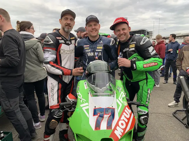 Pascal Schneider (Mitte) siegt mit dem Team 77 auf dem Hockenheimring | Foto: Michael Sonnick