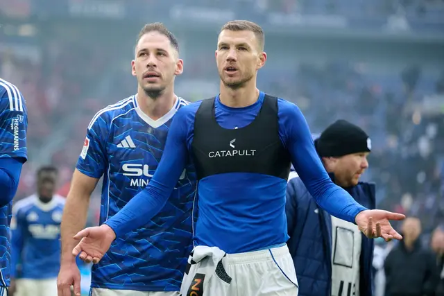 Edin Dzeko (r) und Nikola Katic stehen Schalke vorerst nicht zur Verfügung. (Archivbild)  | Foto: Bernd Thissen/dpa