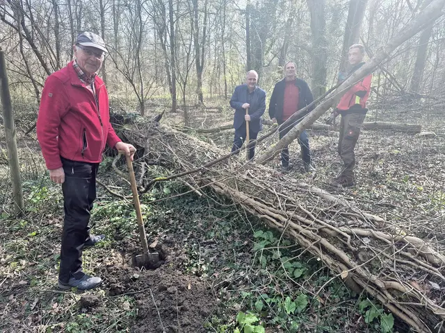 Bei der Pflanzaktion | Foto: W. Schmidhuber
