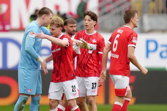 Kaiserslauterns Spieler bejubeln den 10. Heimsieg der Saison.  | Foto: Thomas Frey/dpa