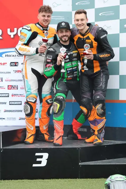 Das Trio freut sich über den dritten Rang auf dem Podium | Foto: Harald Göser