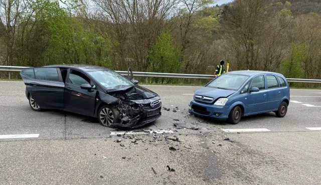 An der Einmündung der B270 zur Straße Pfingstweide kam es zu einem Frontalzusammenstoß. Zwei Autofahrerinnen wurden leicht verletzt und ins Krankenhaus gebracht. | Foto: Polizeiinspektion Lauterecken
