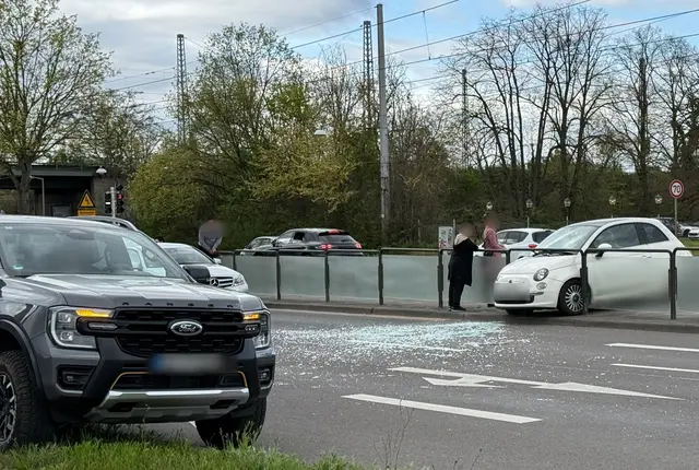 Nach dem Unfall muss eine Frau von Sanitätern in ein Krankenhaus gebracht werden. | Foto: Lilli Förter/dpa