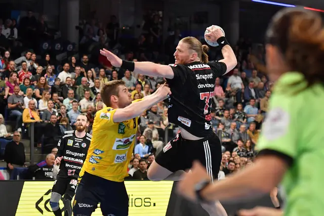 Löwen-Spieler Tim Nothdurft (links) versucht Maciej Gebala vom HCE am Wurf zu hindern.
 | Foto: Zink/PIX-Sportfotos