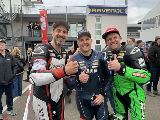 Pascal Schneider (Mitte) siegt mit dem Team 77 auf dem Hockenheimring | Foto: Michael Sonnick