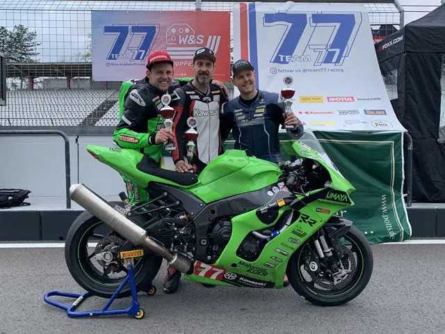 Das Team 77 mit Martin Köhler, Gido Nittke und Pascal Schneider (von links) gewann in der Superbike Endurance-Klasse auf dem Hockenheimring | Foto: Michael Sonnick