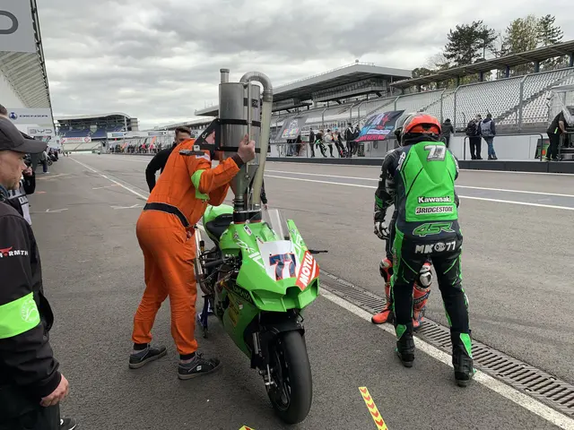 Tankstop und Fahrerwechsel beim Team 77 auf dem Hockenheimring | Foto: Harald Göser