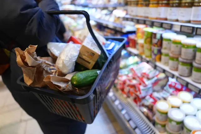 Für Lebensmittel müssen Verbraucher derzeit deutlich tiefer in die Tasche greifen als im Jahr 2020. | Foto: Marcus Brandt/dpa