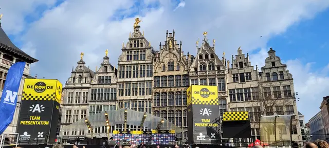 Am Karsamstag liefen auf dem Grote Markt im Herzen von Antwerpen die Vorbereitungen für die Team-Präsentation und den Start der Flandern-Rundfahrt der Radprofis am Ostersonntag. | Foto: Volker Widdrat