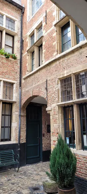 Kleine Durchgänge und Gassen im historischen Zentrum der belgischen Metropole Antwerpen.   | Foto: Volker Widdrat