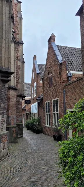 Eine Gasse an der St. Stephans Kirche.  | Foto: Volker Widdrat