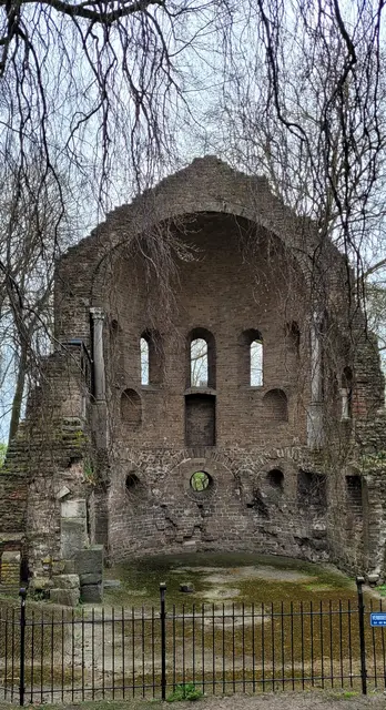 Die St. Martinskapelle, auch bekannt als Barbarossa-Ruine.  | Foto: Volker Widdrat