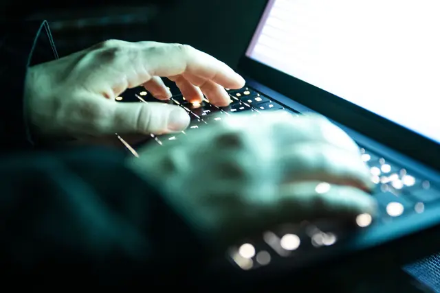 Gefahr durch gefälschte Webseiten: Cyberkriminelle nutzen Suchmaschinenoptimierung, um täuschend echte Phishing-Seiten weit oben in den Suchergebnissen zu platzieren. (zu dpa: «Gefälschte Bankseiten: Suchmaschinensuche kann teuer werden») | Foto: dpa
