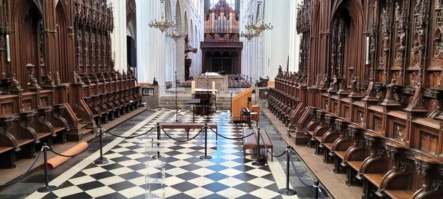 Die Herstellung des Chorgestühls des belgischen Architekten François André Durlet (1815-1867) dauerte mehr als 40 Jahre. Verziert ist es mit zahllosen dekorativen und figurativen Elementen, die von bekannten Handwerkern stammen.   | Foto: Volker Widdrat