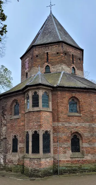 Der Valkhof war einst ein königlicher Stützpunkt aus dem Mittelalter, die Geschichte geht sogar auf die Römer zurück. Die St. Nicolas-Kapelle thront auf dem Berg.   | Foto: Volker Widdrat
