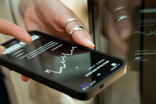 Bleiben die Erwartungen deutlich hinter der Realität zurück? Insbesondere bei Social Media wird mitunter mit falschen Versprechungen für die Geldanlage gelockt. (zu dpa: «Aktien-Tipps von Influencern: Bloß nicht blind vertrauen») | Foto: dpa