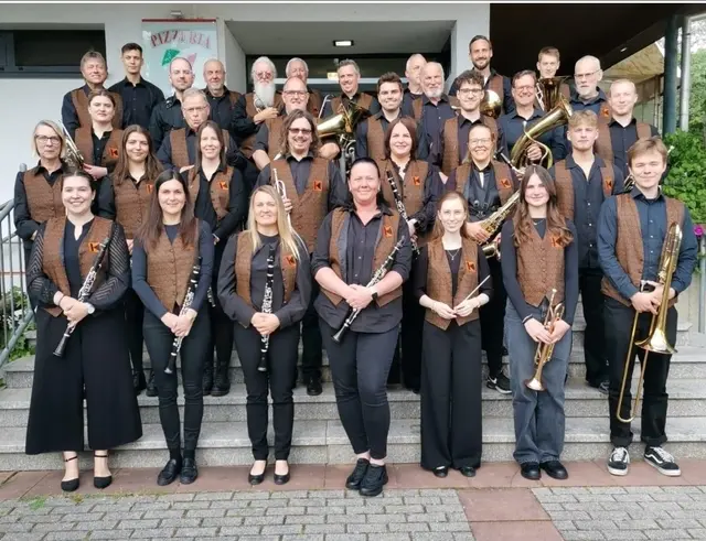 Foto: Das Kolping Blasorchester Erfenbach unter der Leitung von Luisa Ultes (unterste Reihe, 3. v. r.)