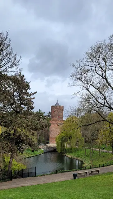 Nijmegens Kronenburgerpark ist beliebt bei den Einheimischen. Hier verläuft die Stadtmauer aus dem Mittelalter. Es gibt noch drei alte Wachtürme.

 | Foto: Volker Widdrat