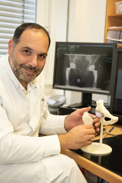 Stylianos Toumasis leitet seit April 2026 als alleiniger Chefarzt die Orthopädie und Unfallchirurgie am Nardini Klinikum St. Johannis in Landstuhl und steht unter anderem für moderne Endoprothetik und Gelenkchirurgie | Foto: Nardini-Klinikum/gratis
