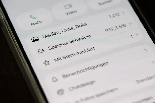 Im Menüpunkt «Speicher verwalten» bei WhatsApp kann man große Mediendateien direkt in einem Chat finden und löschen. (zu dpa: «WhatsApp: Chat aufräumen leicht gemacht») | Foto: dpa