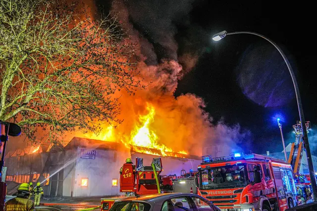 Die Feuerwehr war im Großeinsatz.  | Foto: Enrique Kaczor/onw-images/dpa