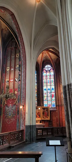 Die Kathedrale in Antwerpen ist ein gewaltiger Komplex, der sich aus einem Langschiff mit sechs Seitenschiffen, einem Chor, einem Querschiff sowie fünf Kapellen im Chorkranz zusammensetzt.  | Foto: Volker Widdrat
