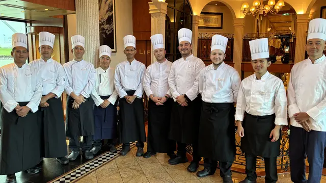 Die Küchencrew zauberte zum Abschied ein Oster-Galadinner.  | Foto: Volker Widdrat