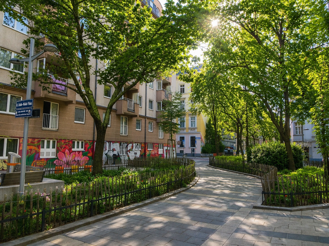 Manche Straßen gehören nur dem Rad- und Fußverkehr. Die gemeinsame Nutzung ohne Konflikte schließt sich in Wien nicht aus. Im Straßenraum wird Platz frei für Außengastronomie und soziale Treffpunkte. (Josefstadt, Wien Juni 2025) | Foto: Julia Glöckner