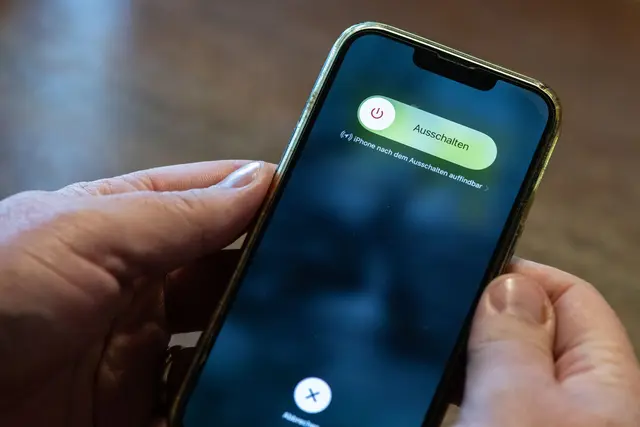 Jetzt nicht loslassen, schön weiter gedrückt halten. Wenn sich das iPhone aufhängt, hilft ein erzwungener Neustart. (zu dpa: «iPhone hängt: So gelingt der Neustart») | Foto: dpa